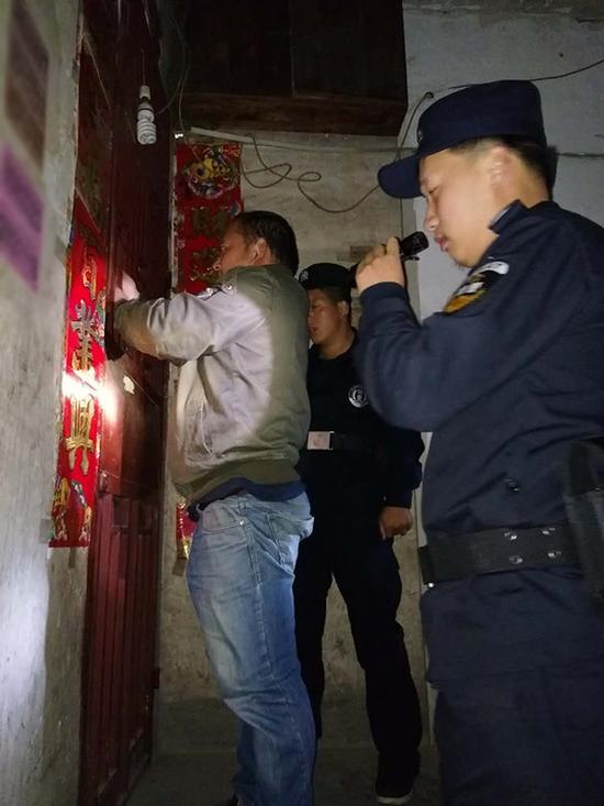 巢湖粗心妈妈误将幼女锁家中 